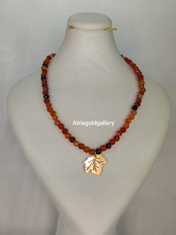 گردنبند طلا طرح برگ پاییزی سنگ عقیق